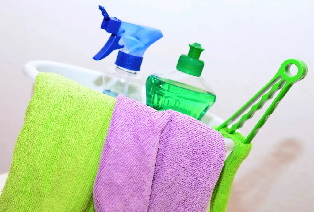 Seau avec chiffons microfibre, flacons et brosse de ménage